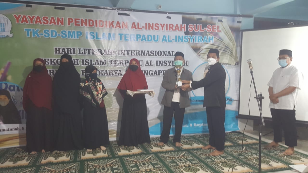 Sekolah Islam Al Insyirah Peringati Hari Literasi Internasional, Bachtiar Adnan Kusuma Dianugerahi Tokoh Motivator Literasi Sulsel